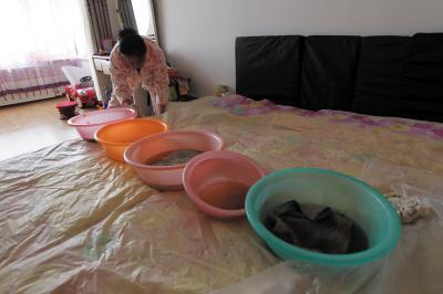 南漳楼上漏水，住户失联，小区没物管，业主维权难！律师来支招……